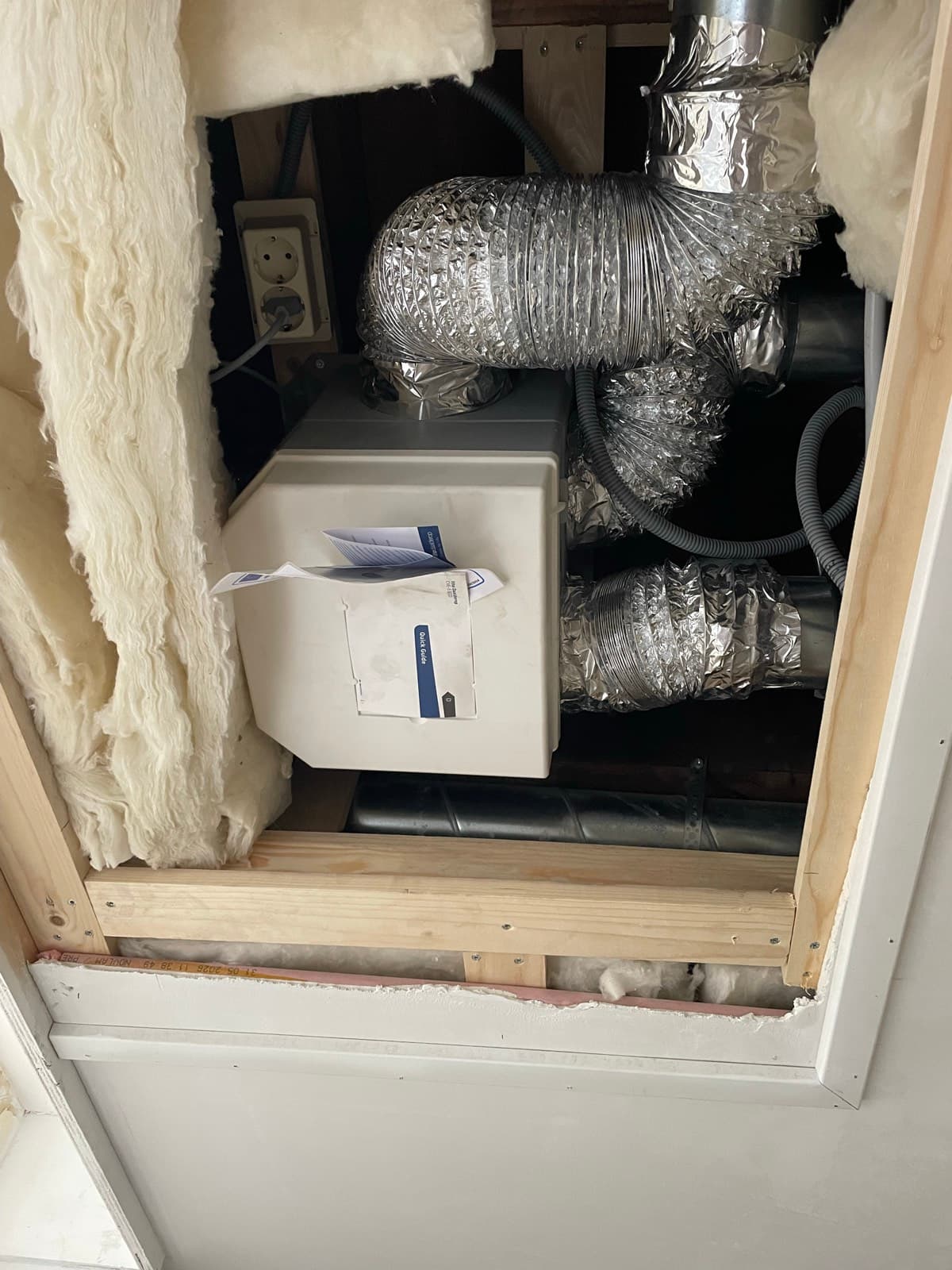 Itho Daalderop ventilatie-unit met luchtslangen boven het plafond