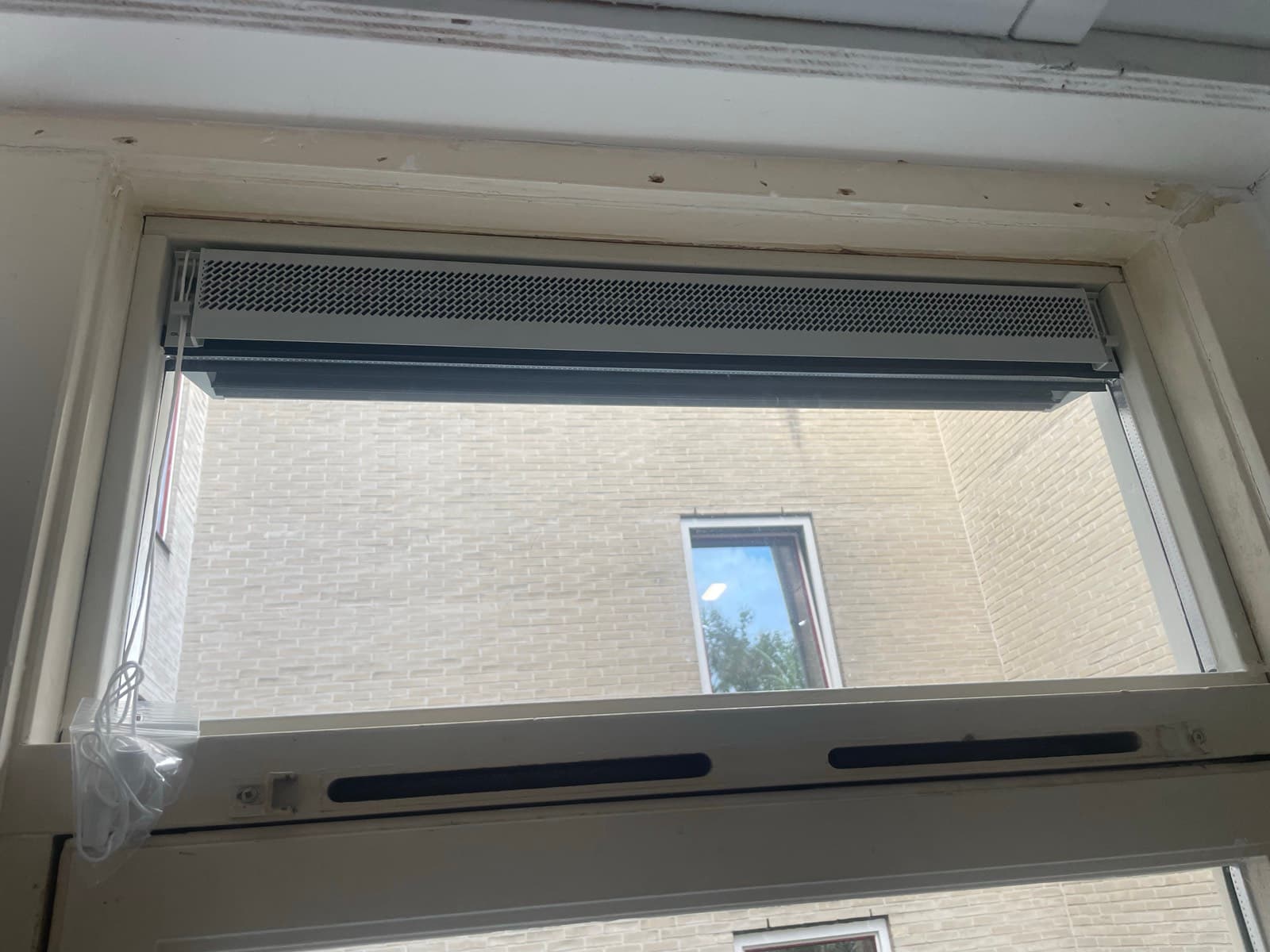 Zelfregelend ventilatierooster boven het keukenraam