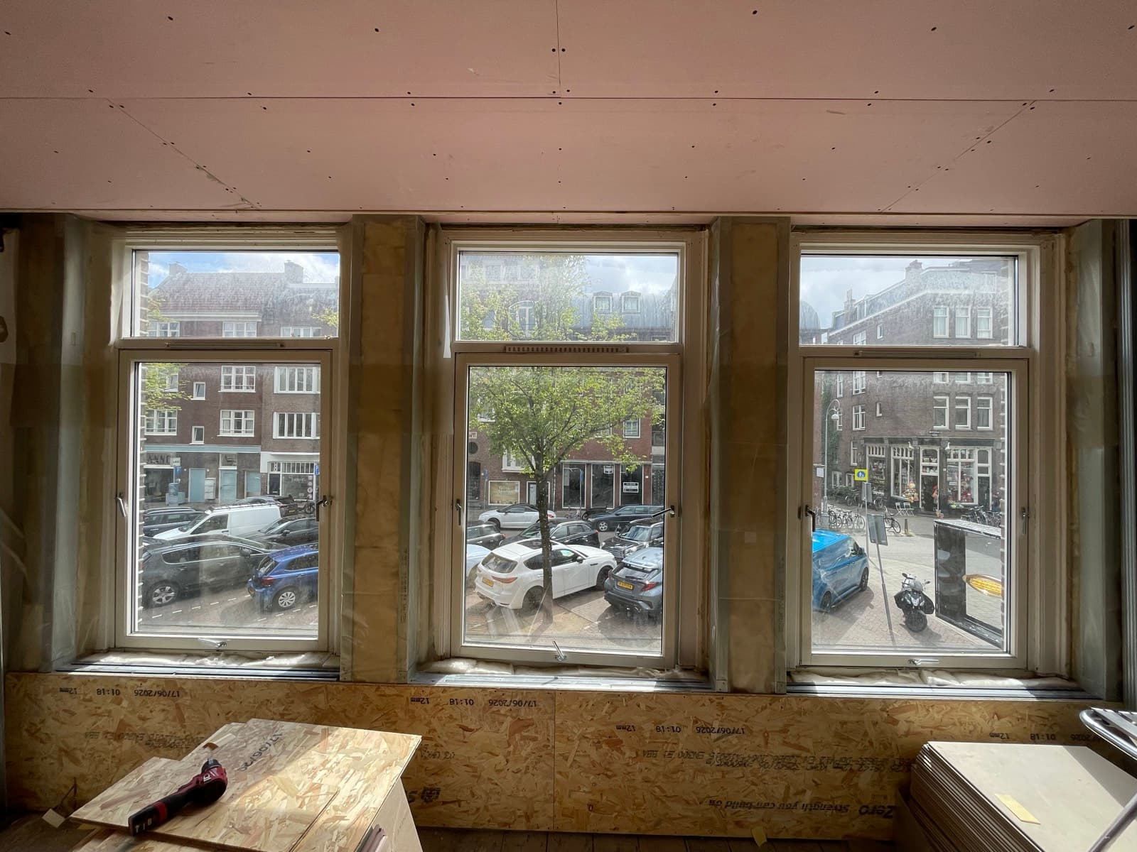 Erker aan de voorgevel na het isoleren, met uitzicht op de straat